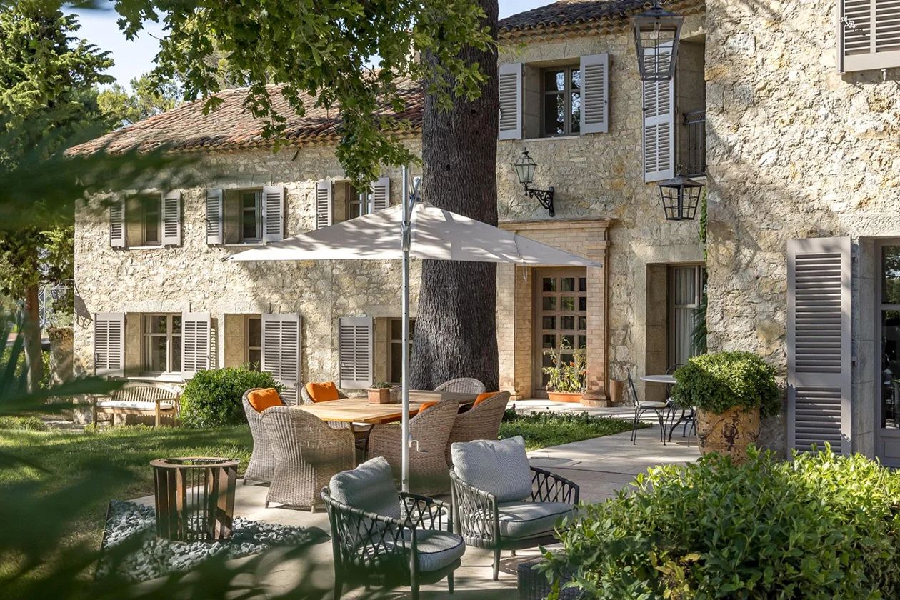 Patio élégant d'une villa provençale en pierre, symbole d'un bien bien entretenu